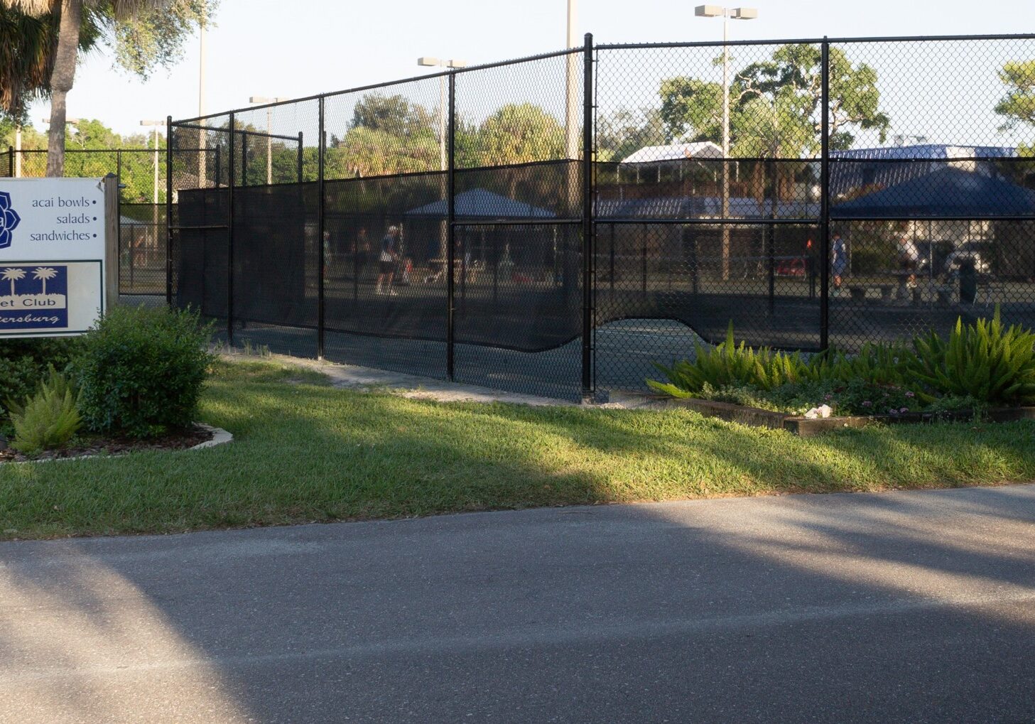 Check out the beautiful new fencing around court 1! 